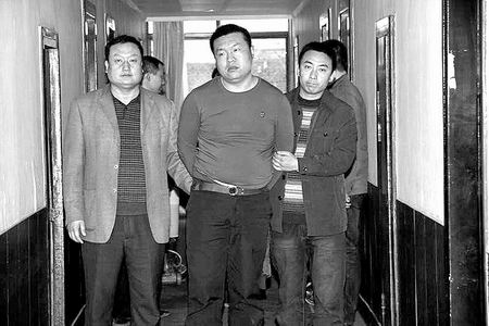 劉曉輝(中)被抓獲