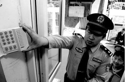 民警在校園安裝報警器