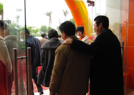 專(zhuān)賣(mài)現場(chǎng)人氣火爆,商氣十足