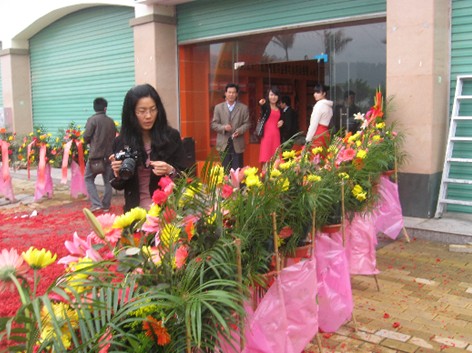 業(yè)內人士送來(lái)花籃表示祝賀